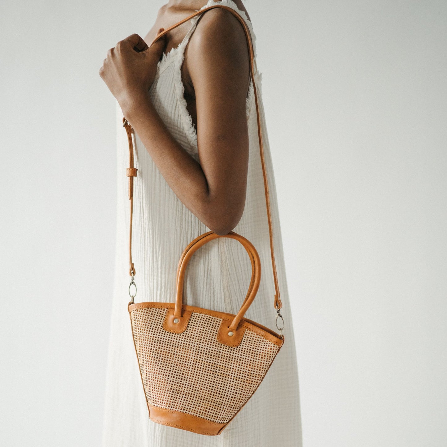 POKOLOKO Mata Handled Crossbody Leather Bag with Cane Accent #color_caramel