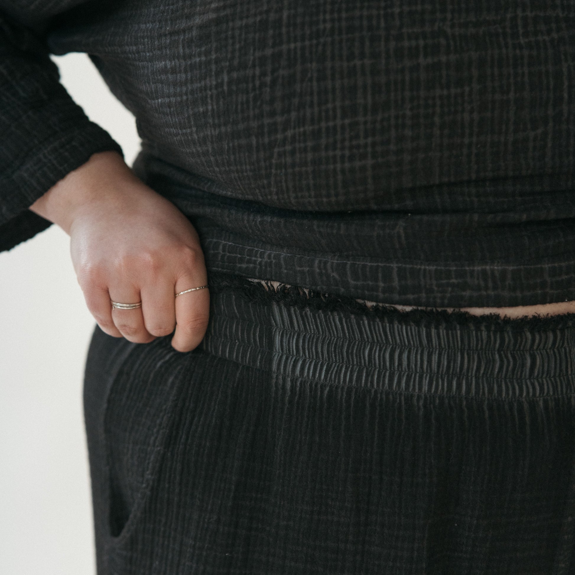 POKOLOKO Crinkle Drawstring Palazzo Pants Plus #color_crinkle-black