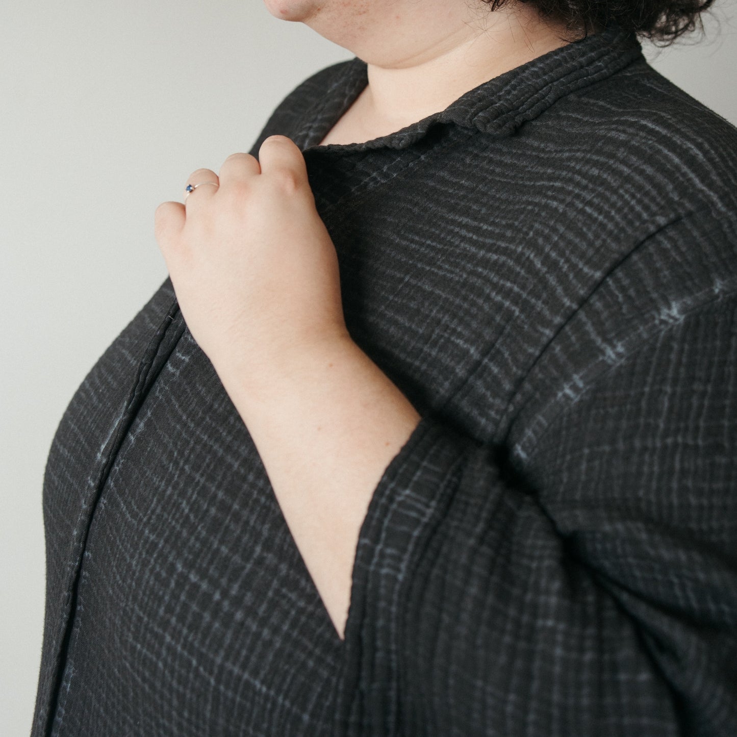 POKOLOKO Crinkle Shirt Dress Plus #color_crinkle-black