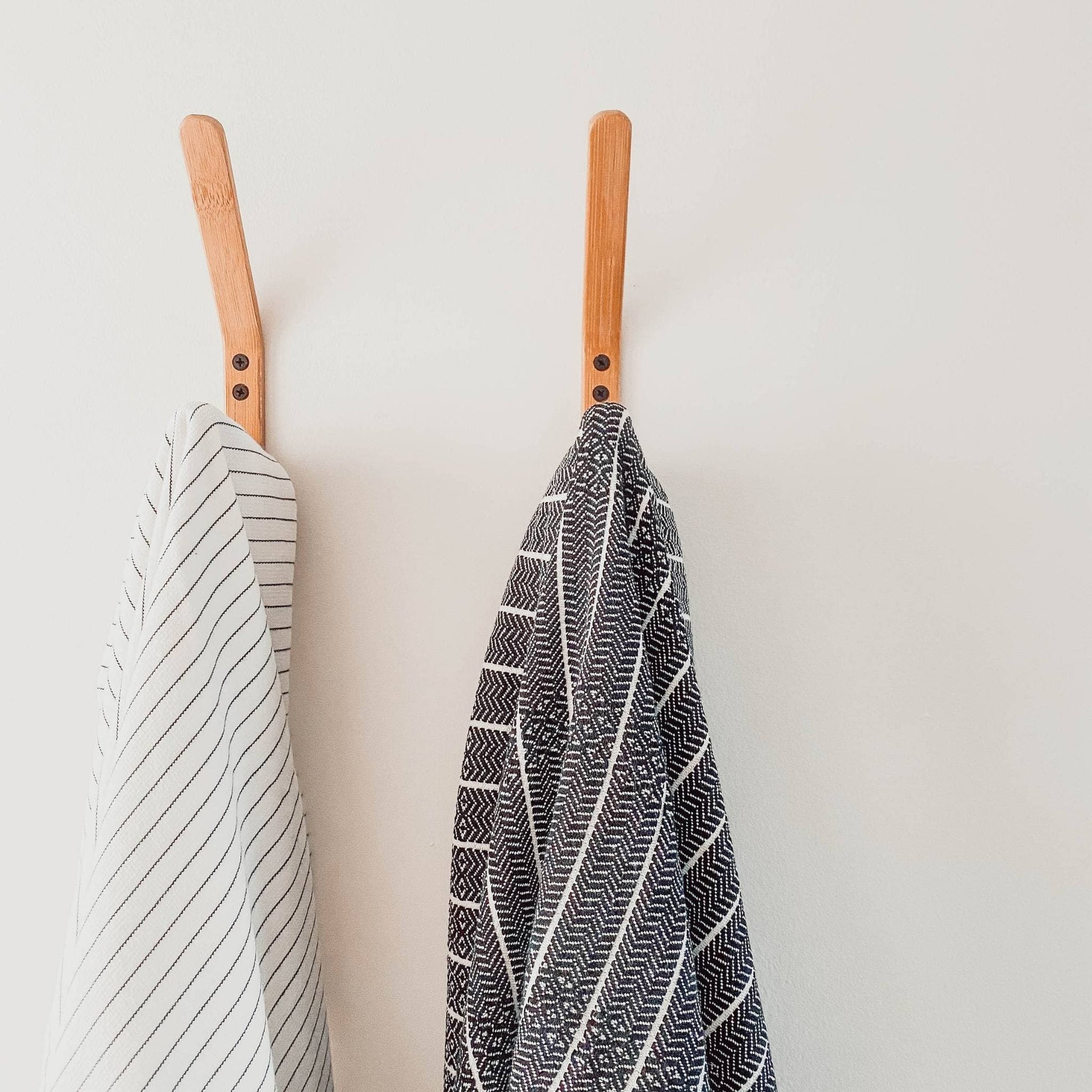 POKOLOKO Striped Bamboo Hand Towel #color_monochrome-striped-bamboo