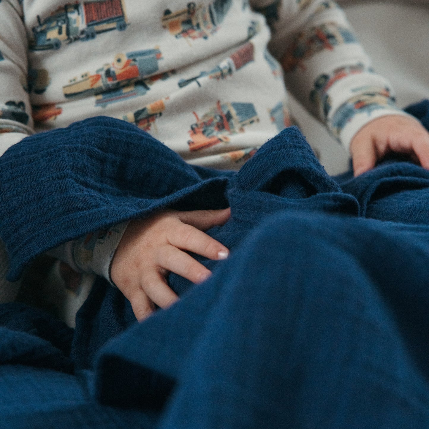 POKOLOKO Solid Muslin Baby Blanket #color_solid-denim
