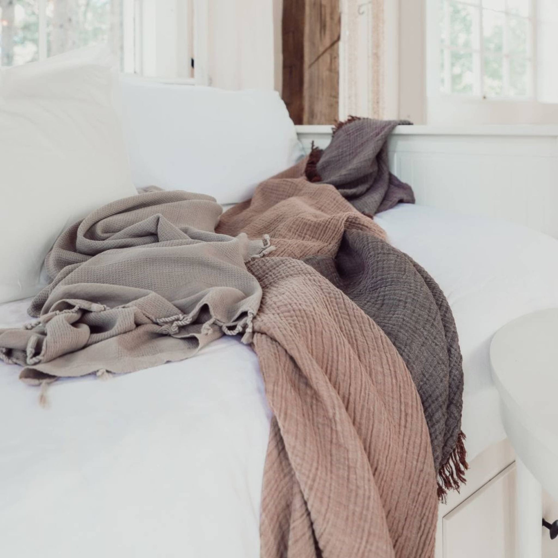 POKOLOKO Solid Crinkle Throw #color_shiraz-wine-red-shell-pink-beige